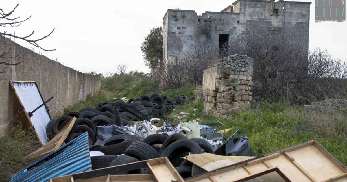 Bari, l'antica e desolata strada Deserto: rifiuti e siringhe tra chiese e masserie